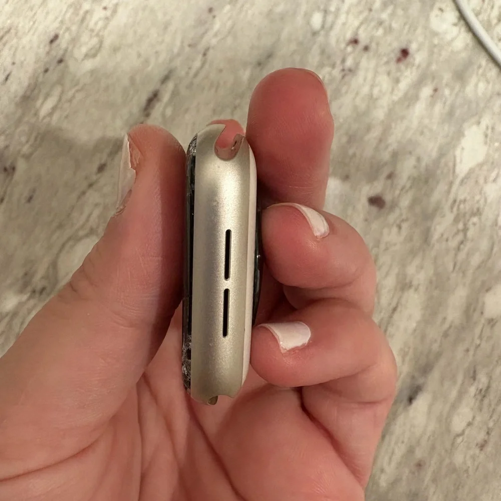 Apple Watch SE (2nd Gen) [GPS 44mm] w/Starlight Aluminum Case M/L Cracked Screen